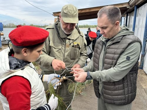Роман Исланов принял участие в изготовлении искусственных нерестилищ в рамках акции "Рыбе – быть!"