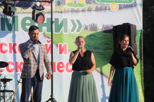 На сцене Фестиваля "Река времени" десятки артистов представили своё творчество