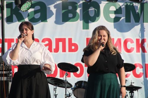 На сцене Фестиваля "Река времени" десятки артистов представили своё творчество