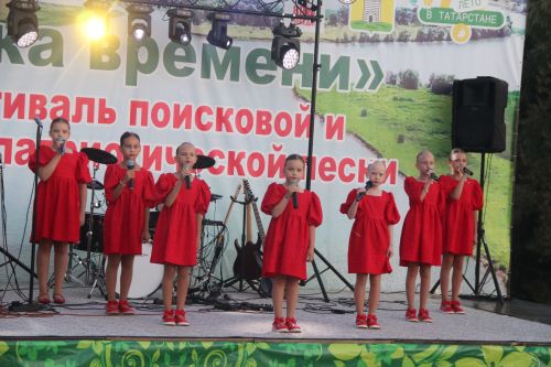 На сцене Фестиваля "Река времени" десятки артистов представили своё творчество