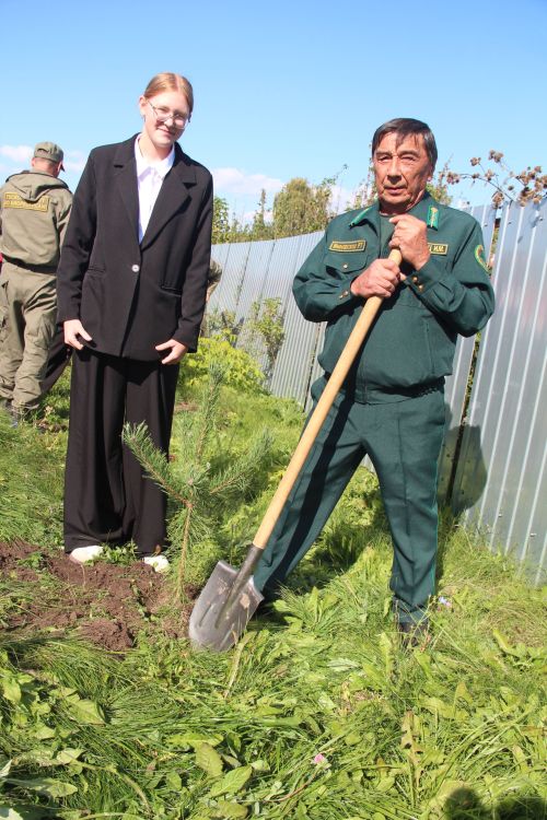 В первой школе Болгара прошла природоохранная акция "Посади дерево!".