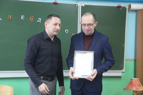 Редактор "Новой жизни" наградил лауреатов премии А.Н Бурумова