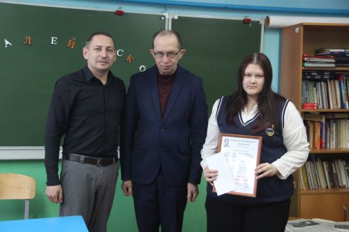 Редактор "Новой жизни" наградил лауреатов премии А.Н Бурумова