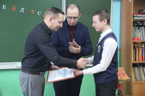 Редактор "Новой жизни" наградил лауреатов премии А.Н Бурумова