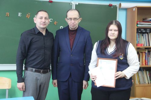 Редактор "Новой жизни" наградил лауреатов премии А.Н Бурумова