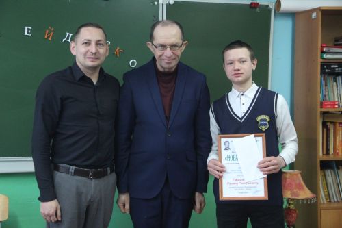 Редактор "Новой жизни" наградил лауреатов премии А.Н Бурумова