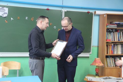 Редактор "Новой жизни" наградил лауреатов премии А.Н Бурумова