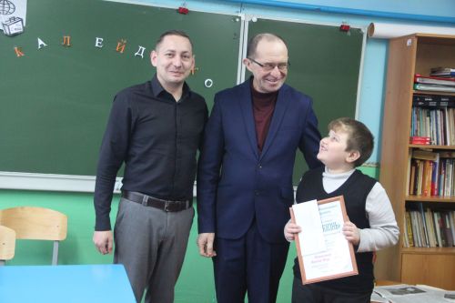 Редактор "Новой жизни" наградил лауреатов премии А.Н Бурумова