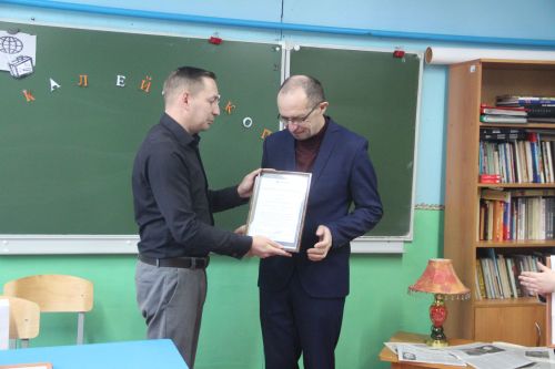 Редактор "Новой жизни" наградил лауреатов премии А.Н Бурумова