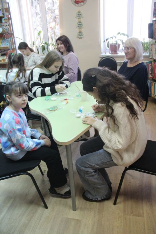 В детской библиотеке Болгара прошёл мастер-класс по росписи рождественского пряника