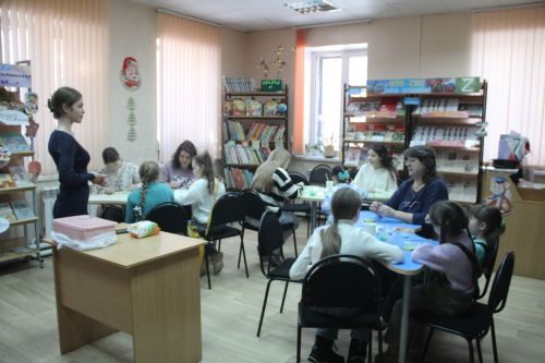 В детской библиотеке Болгара прошёл мастер-класс по росписи рождественского пряника
