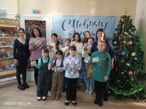 В детской библиотеке Болгара прошёл мастер-класс по росписи рождественского пряника