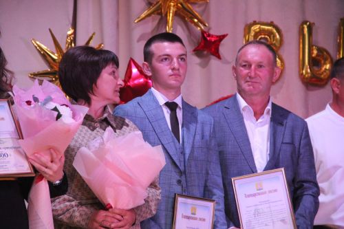 Глава района Роман Исланов вручил выпускникам медали "За особые успехи в учении"