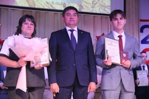 Глава района Роман Исланов вручил выпускникам медали "За особые успехи в учении"