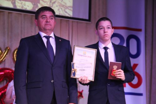 Глава района Роман Исланов вручил выпускникам медали "За особые успехи в учении"