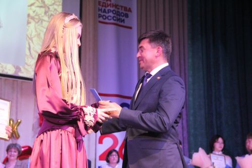 Глава района Роман Исланов вручил выпускникам медали "За особые успехи в учении"