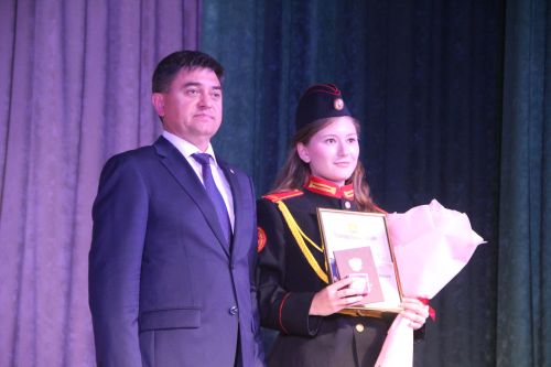 Глава района Роман Исланов вручил выпускникам медали "За особые успехи в учении"