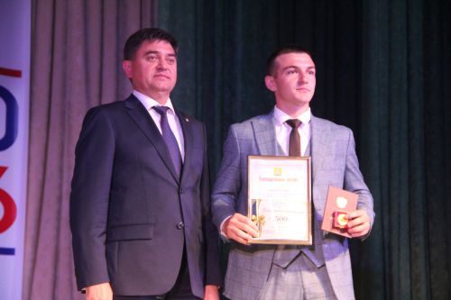 Глава района Роман Исланов вручил выпускникам медали "За особые успехи в учении"