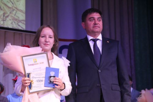 Глава района Роман Исланов вручил выпускникам медали "За особые успехи в учении"