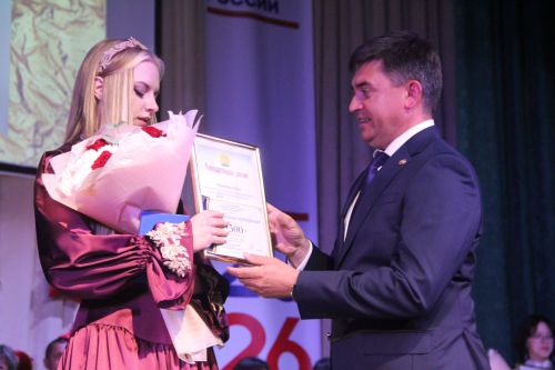 Глава района Роман Исланов вручил выпускникам медали "За особые успехи в учении"