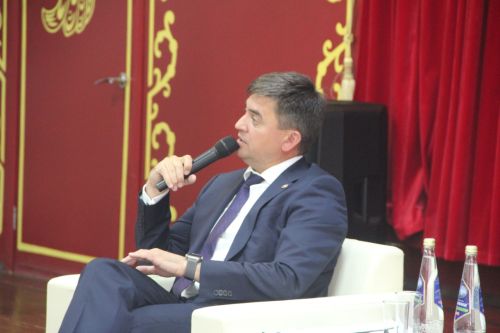 В Болгаре прошла встреча главы района Романа Исланова с высокобалльниками-2026