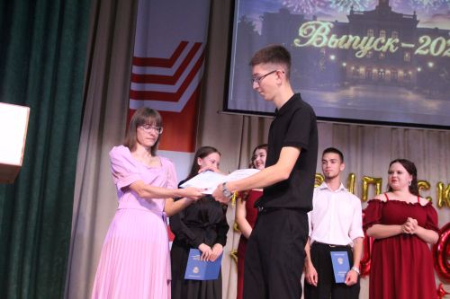 В Спасском техникуме отраслевых технологий состоялся выпускной вечер