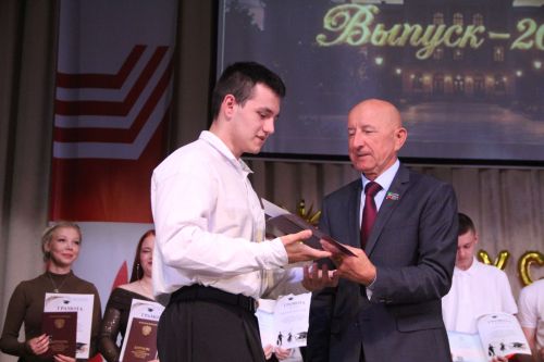 В Спасском техникуме отраслевых технологий состоялся выпускной вечер