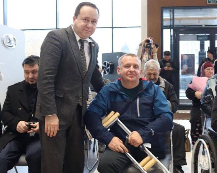 Отделение СФР по Татарстану передало 13 адаптированных автомобилей пострадавшим на производстве