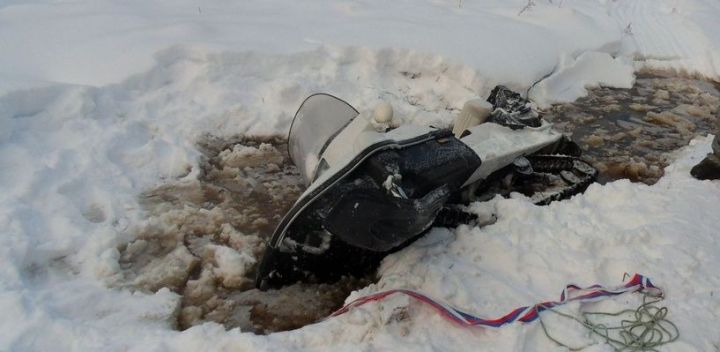 В Спасском районе РТ спасли шестерых рыбаков, снегоход которых провалился под лед