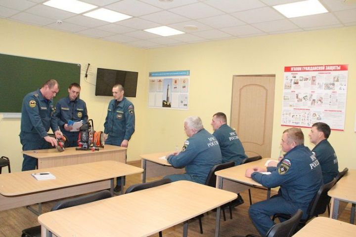 Работники Спасского пожарно-спасательного гарнизона отмечают свой профессиональный праздник