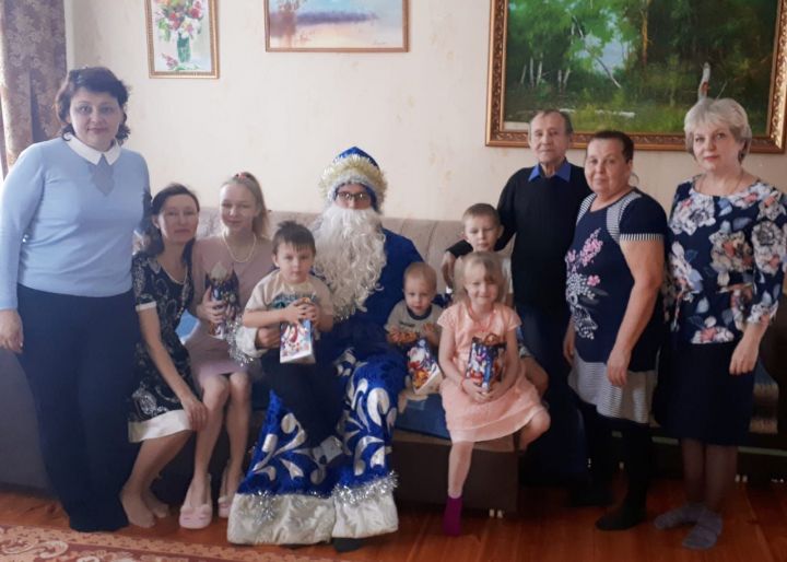 В канун Нового года Спасское отделение партии «Единая Россия» поздравило детей из многодетных семей