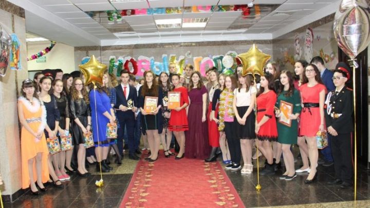 В Болгаре прошла традиционная ёлка для отличников «Золотой звездопад – 2018» (ВИДЕО, ФОТО)