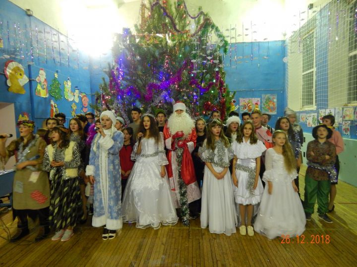 В Полянской школе Спасского района проведен долгожданный новогодний бал-маскарад