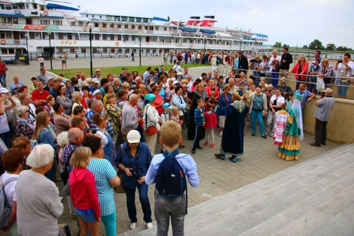 Туристам в Древнем Болгаре рассказали о празднике Медового Спаса