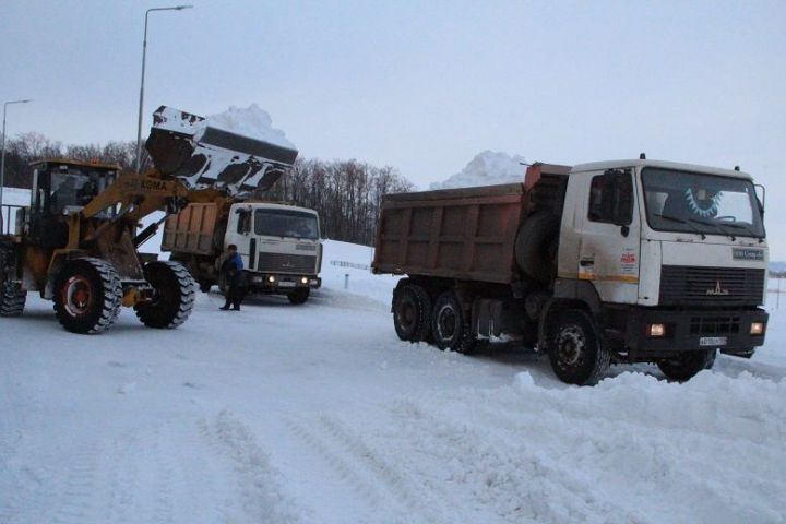 К концу новогодних праздников коллектив ООО Сувар «Б» приступил к вывозу снега с улиц Болгара