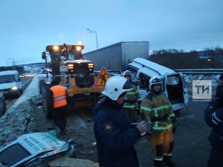 На трассе М7 в Татарстане погиб водитель «Лады», влетевший на скорости в автотрактор