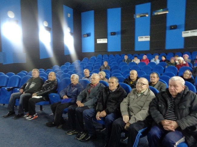 Жильцы Спасского дома-интерната для престарелых и инвалидов посмотрели в кинотеатре фильм «Время первых»