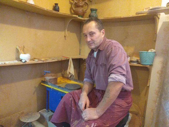 Секретами гончарного мастерства делится Евгений Романьков из Болгара