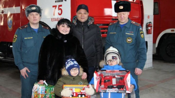 Президент Татарстана исполнил очередное новогоднее желание – шестилетний Данис из Елабуги побывал в пожарной части