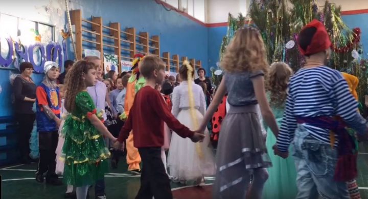 В Болгарской средней школе №1 прошли новогодние балы (ФОТО)