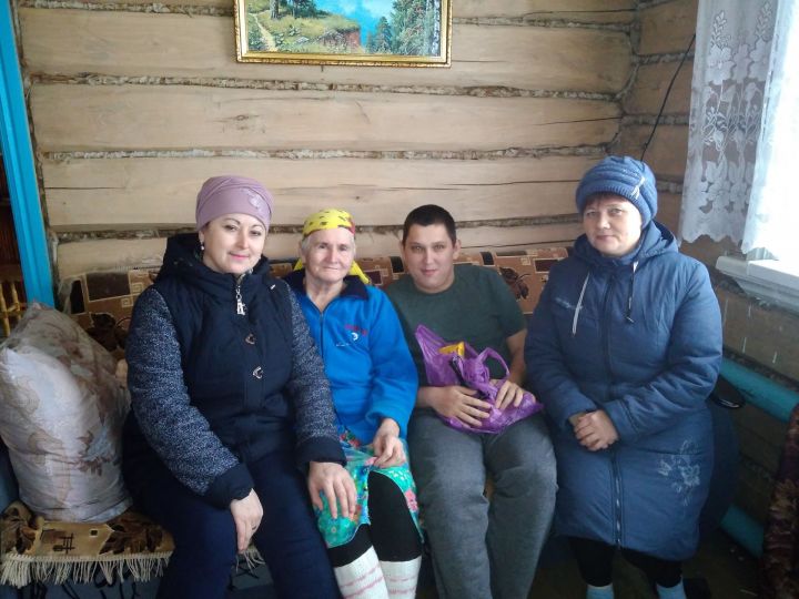 В Иске Рязапе Спасского района поздравили  с праздником и вручили подарки инвалидам (ФОТО)