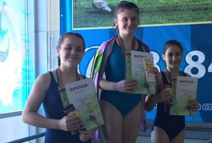 В Болгаре прошел открытый турнир по плаванию среди девушек