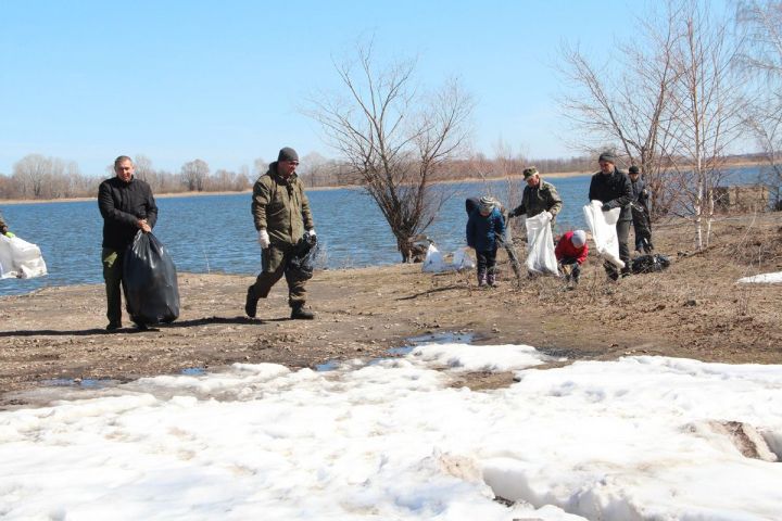 В Болгаре прошла акция по очистке берега Волги (ФОТО)