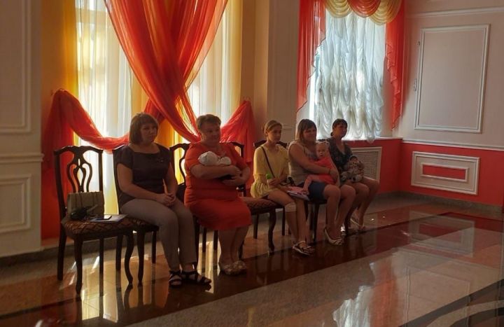 В Болгаре молодым семьям вручили сертификаты на получение материнского капитала (ФОТО)