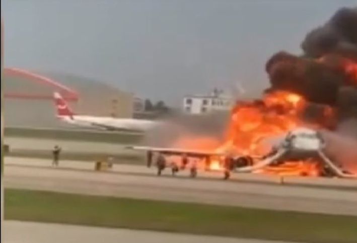 Во время аварийной посадки самолета в московском аэропорту «Шереметьево» погибли 13 человек