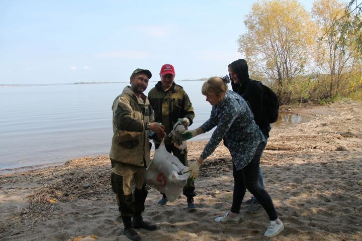 Работники Спасского районного Дома культуры приняли участие в очистке берега Волги