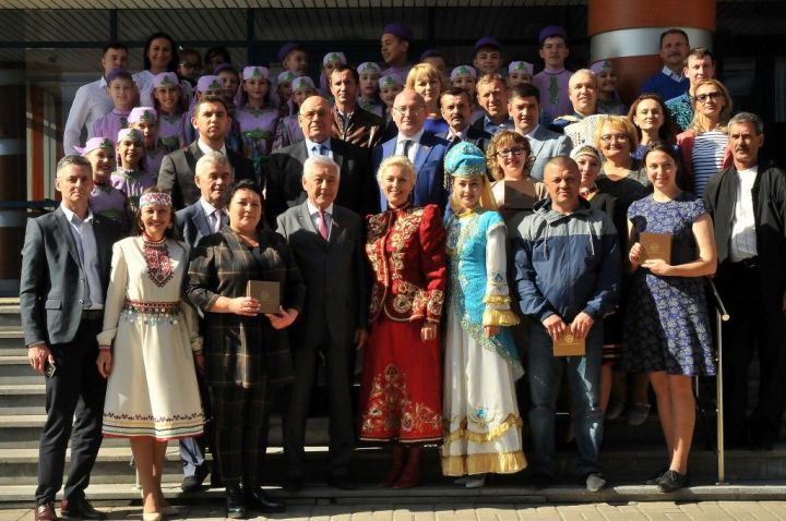 Ключи от автобуса вручены представительству Ассамблеи народов Татарстана в Спасском районе