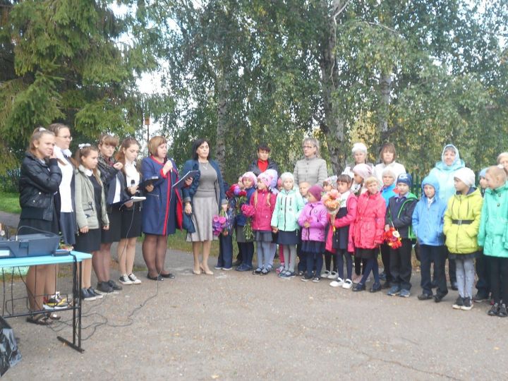 В Полянской школе прошла торжественная линейка, посвященная памяти земляка
