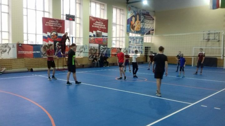 В Болгаре проходят соревнования по волейболу среди школьных команд (ФОТО)