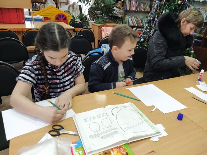 В детской библиотеке Болгара прошел мастер-класс по созданию символа 2020 года (ФОТО)